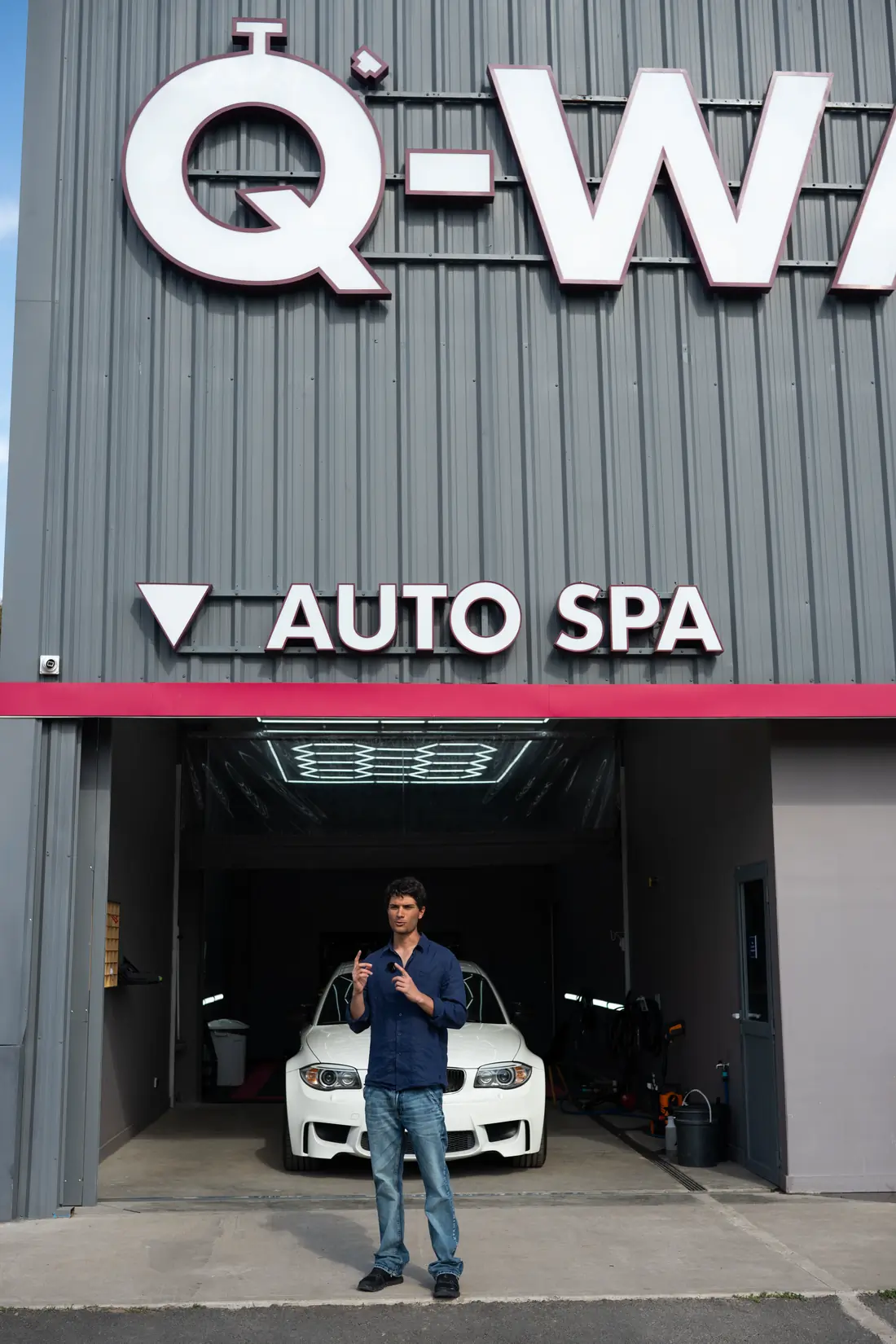 Auto blanco en el box Auto Spa de Q-WASH