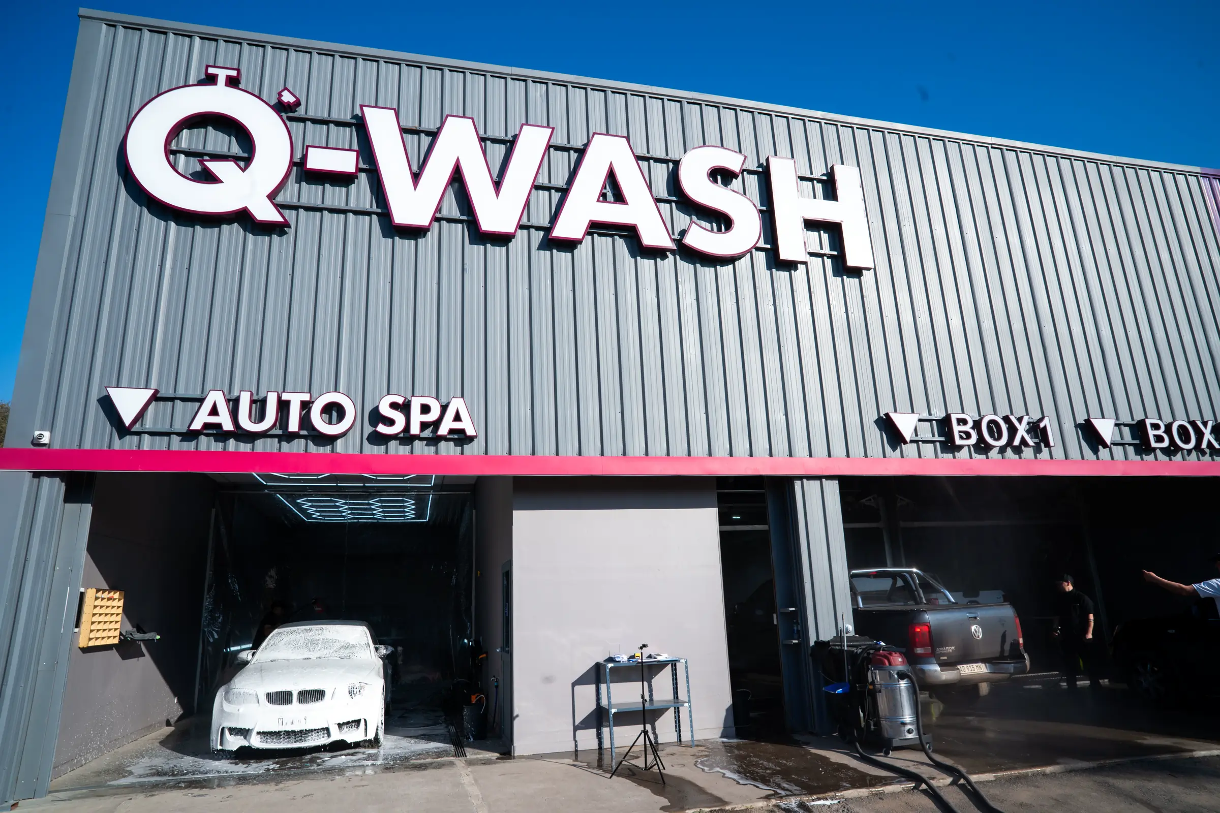 Auto con espuma dentro del box Auto Spa de Q-WASH
