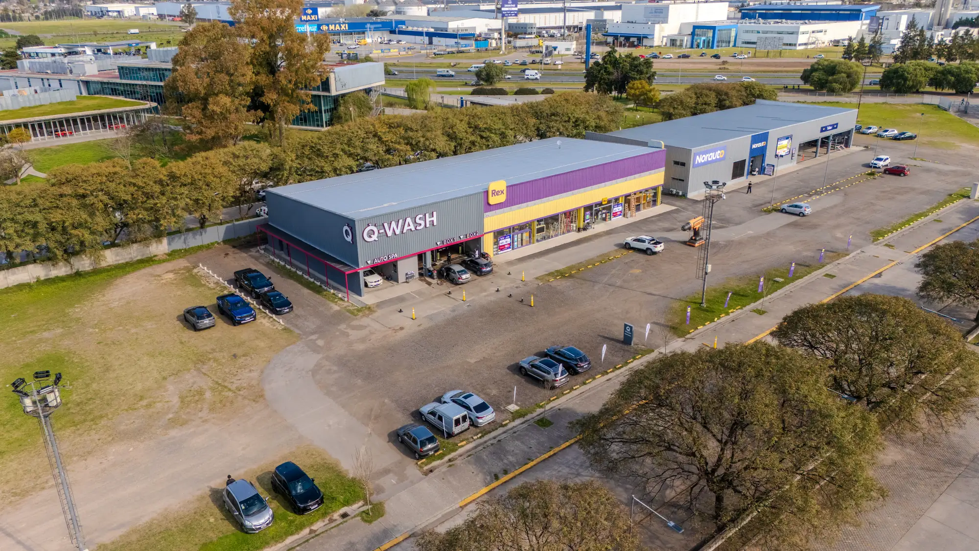 Vista aérea de Q-WASH y el Tortugas Open Mall