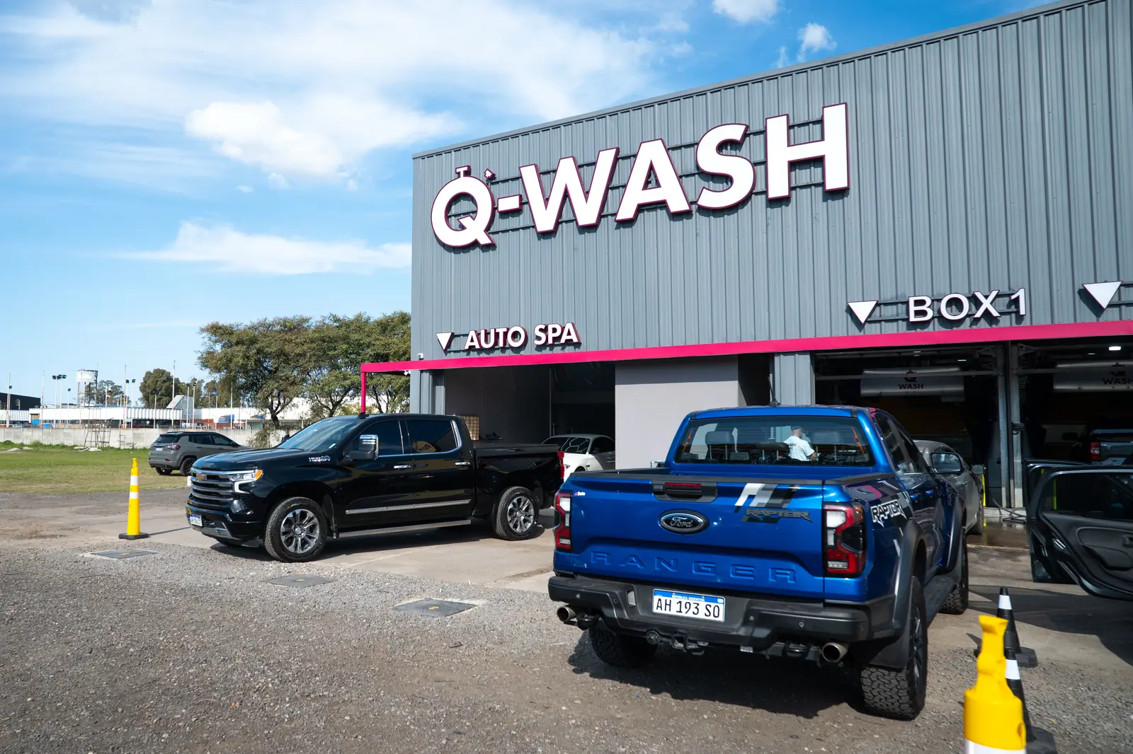 Camionetas de trabajo frente a los boxes de Q-WASH