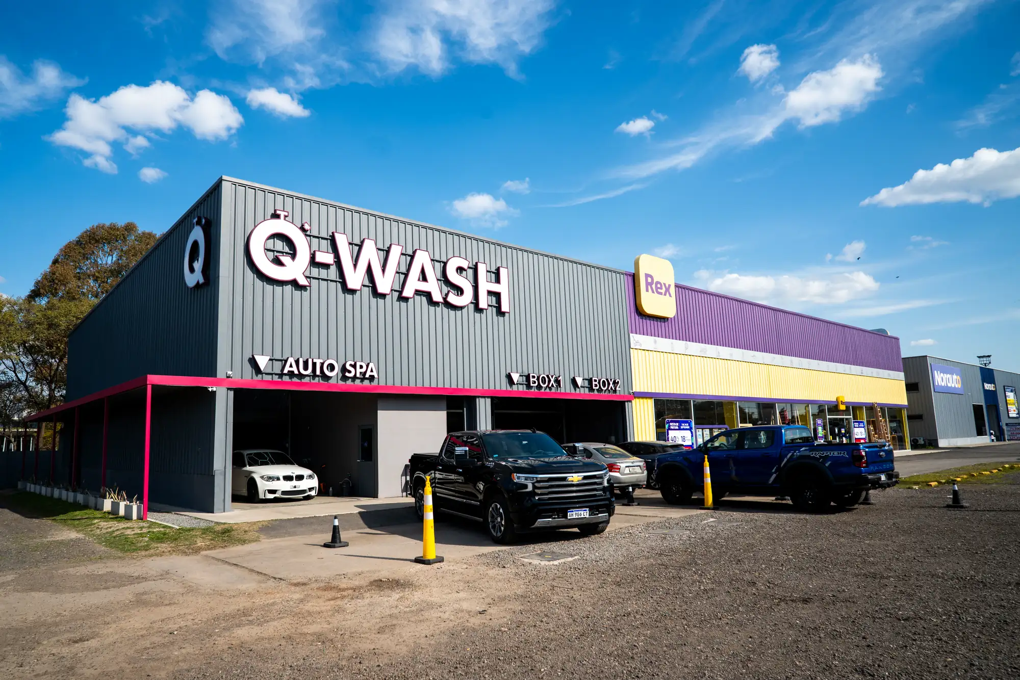 Camionetas frente a los boxes de Q-WASH