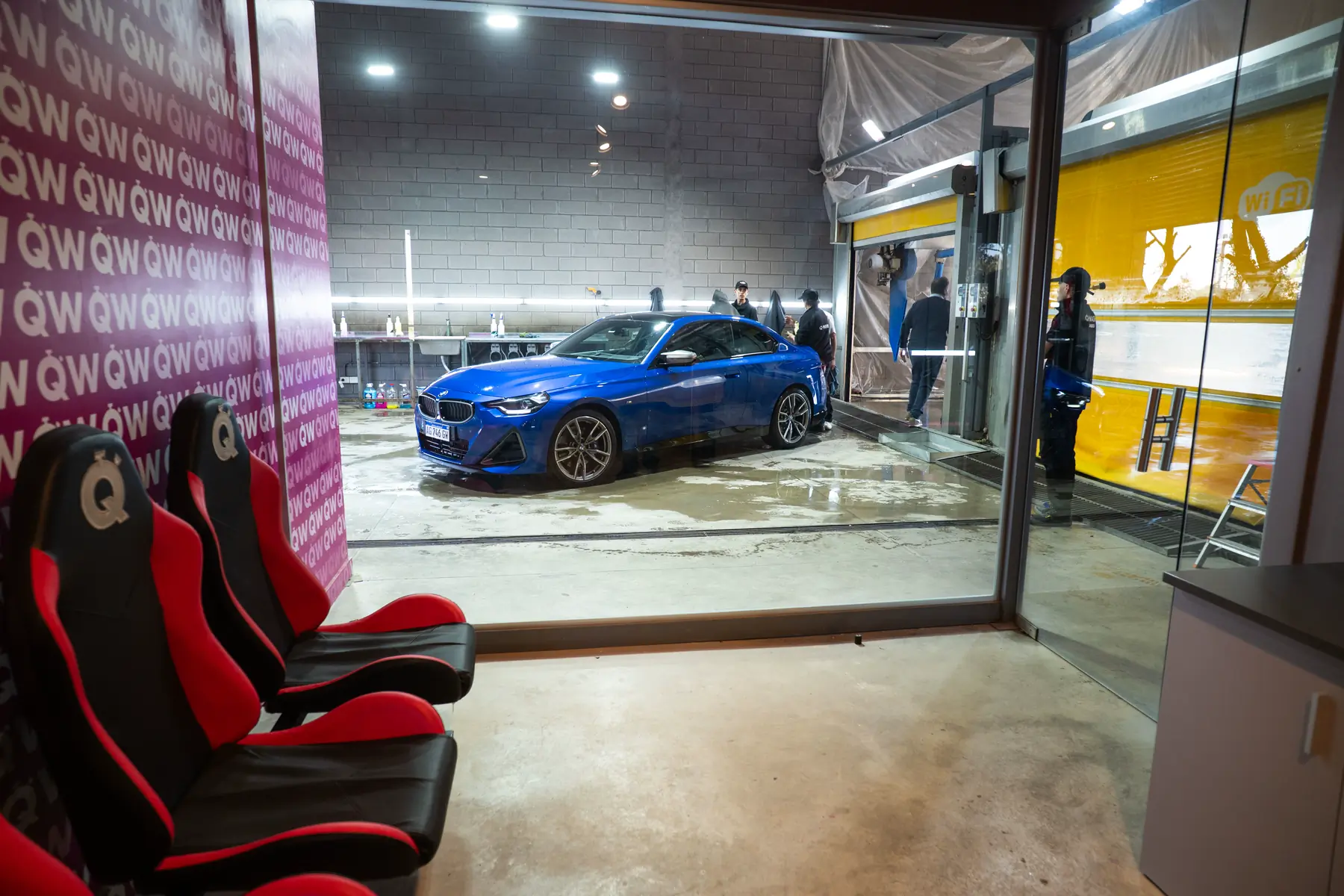 Sala de espera con vista al auto dentro del box